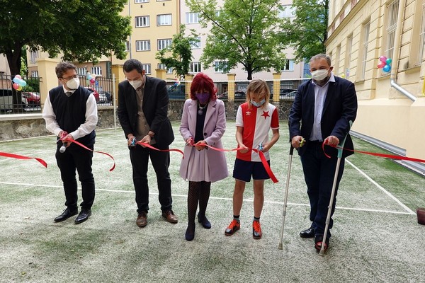 ZŠ Nedvědovo náměstí má nové hřiště Obrázek 1